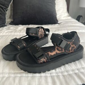 ☀️ Zara leopard print sports sandals
